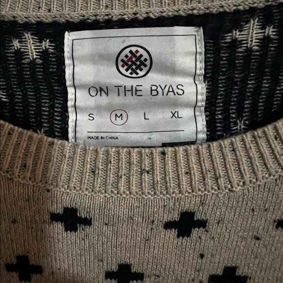 On The Byas  Holiday Long Sleeve Sweater Size Medium - Picture 3 of 3